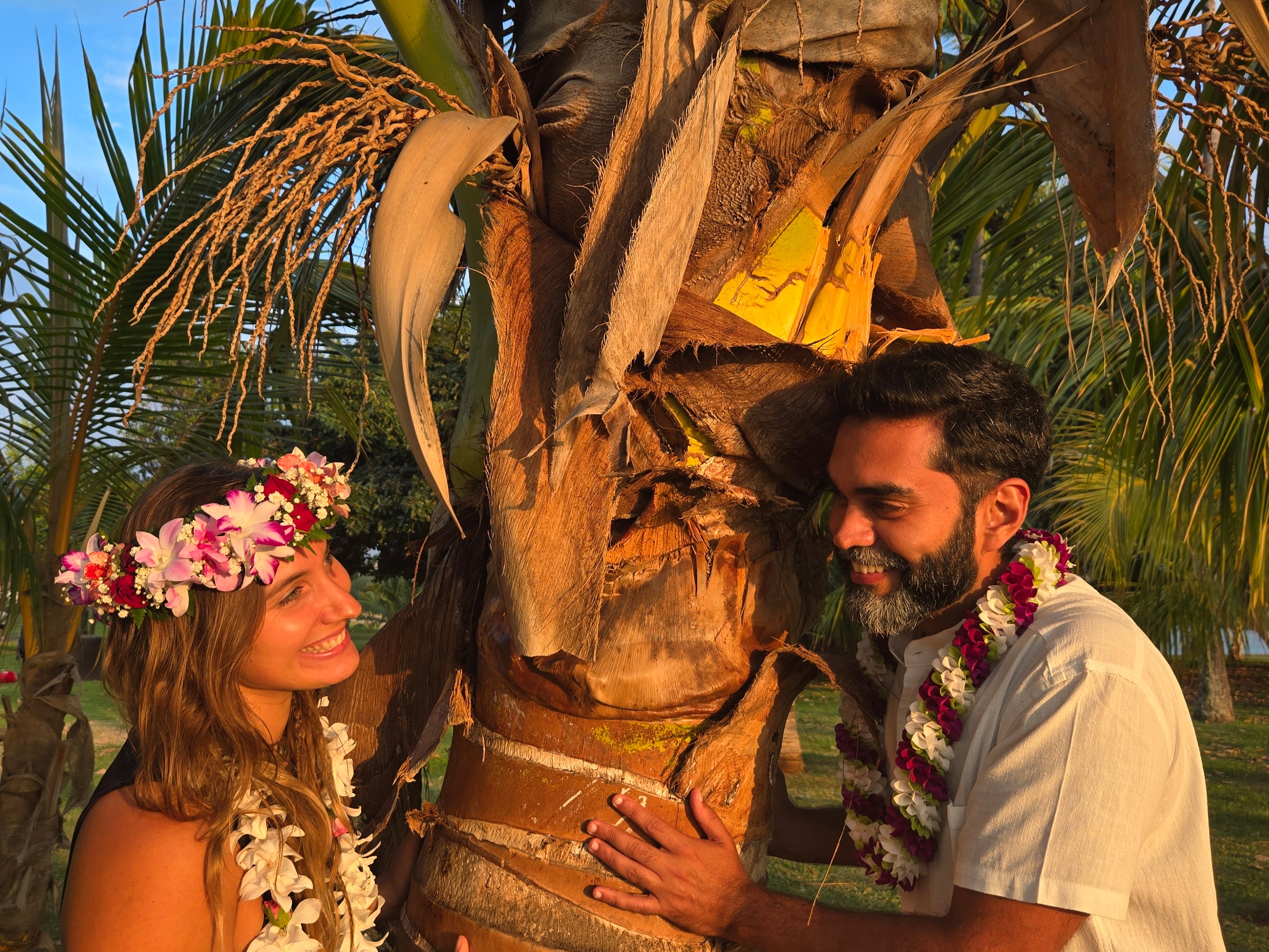 Couple-near-palm-tree-with-leis
